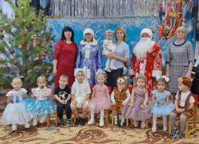 Сегодня в детском саду прошёл новогодний утренник для малышей группы "Кроха" Сегодня в детском саду прошёл новогодний утренник для малышей группы "Кроха".