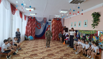 На праздник к дошколятам пришел участник специальной военной операции На праздник к дошколятам пришел участник специальной военной операции.