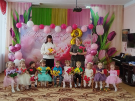 В группе "Кроха" прошёл праздник "Очень маму я люблю!" В группе "Кроха" прошёл праздник "Очень маму я люблю!".