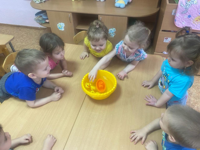 Эксперименты с водой и песком в группе раннего возраста Эксперименты с водой и песком в группе раннего возраста.