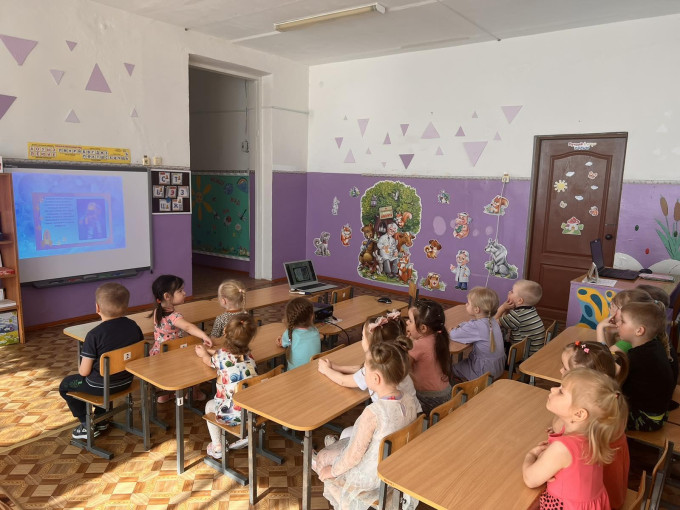 Дети младшей-средней группы посмотрели презентацию "Космические дали" Дети младшей-средней группы посмотрели презентацию "Космические дали".